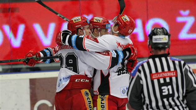 Hradečtí hokejisté se radují z úvodního gólu Jaroslava Bednáře (vpravo)