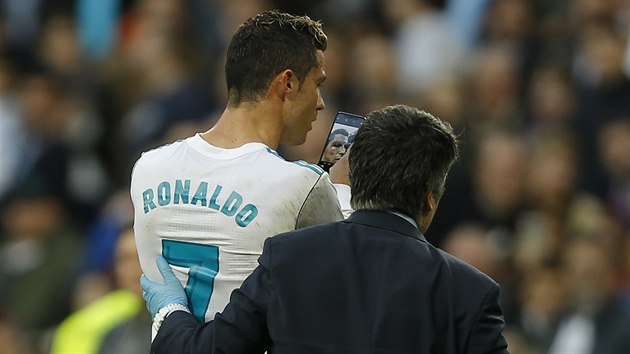 TEN M TEDY ZDIL... Cristiano Ronaldo na displeji mobilnho telefonu zkoum, jak velkou jmu na zdrav mu zpsobila kopaka Fabiana Schra, obrnce Deportiva La Corua.