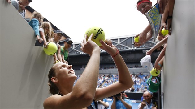 Karolína Plíšková se po postupu do osmifinále Australian Open podepisovala fanouškům.