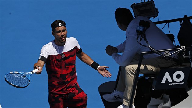 Italsk tenista Fabio Fognini diskutuje bhem osmifinle s rozhodm.