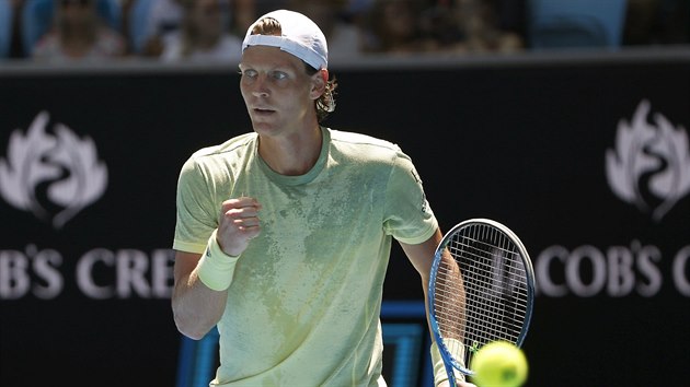 Tom Berdych se raduje bhem osmifinle Australian Open.