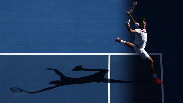 Roger Federer hraje jednoručný bekhend v osmifinále Australian Open.