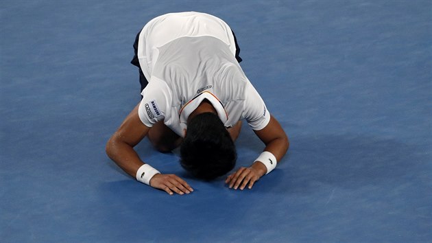 PEKVAPEN. Teprve 21let Korejec ong Hjon porazil v osmifinle Australian Open ve tech setech srbskou hvzdu Novaka Djokovie.