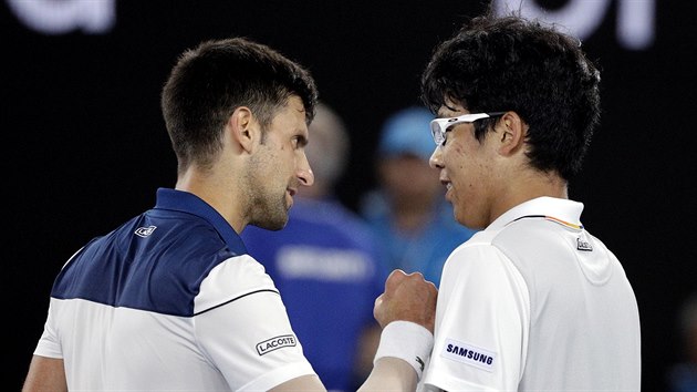 Novak Djokovič (vlevo) gratuluje korejskému mladíčkovi Čong Hjonovi k postupu do čtvrtfinále Australian Open.