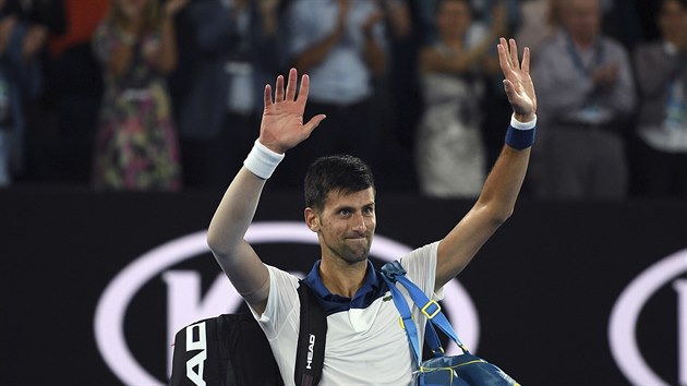 Srbský tenista Novak Djokovič zdraví diváky po vypadnutí v osmifinále na Australian Open.