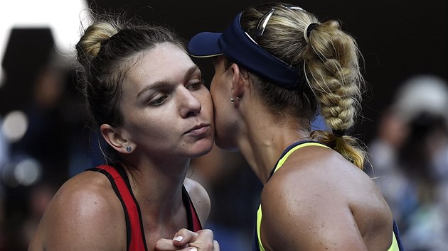 Angelique Kerberová (vpravo) gratuluje Simoně Halepové k postupu do finále Australian Open.