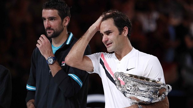 Roger Federer (vpravo) s trofejí pro vítěze Autralian Open vedle poraženého finalisty Marina Čiliče (vlevo).