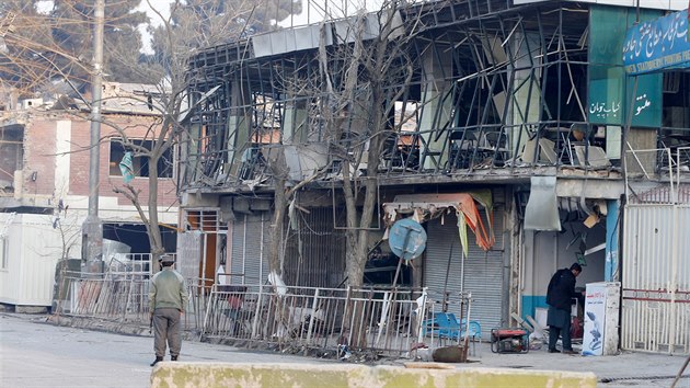 Afghnt policist obhlej msto bombovho toku v Kbulu  (28. ledna 2018).