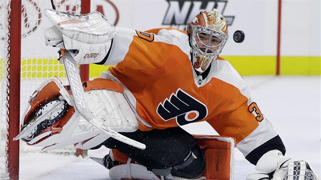 Michal Neuvirth v zkroku, i dky ktermu oslavil 100. vtzstv v NHL v zpase mezi Philadelphi a New Jersey