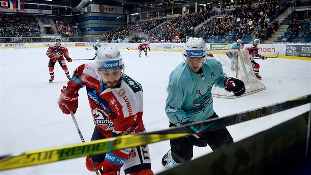 Pardubický obránce Tomáš Mojžíš (vlevo) vysekl hokejku Vojtěchu Tomečkovi z Chomutova.