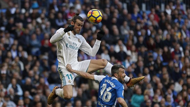 Gareth Bale (v blm) hlavikuje ve vysokm vskoku v zpase mezi Realem Madrid a Deportivo Coruna.