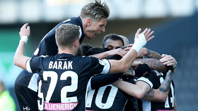 Antonn Bark se raduje se spoluhri ze vstelenho glu v zpase mezi Udinese a Spal.