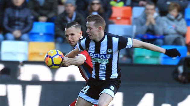 Jakub Jankto z Udinese pihl, jak jeho soupe hraje rukou.