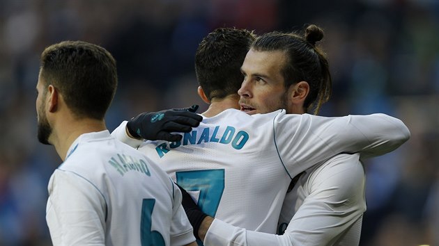 Gareth Bale se objm s Cristianem Ronaldem. V zpase Realu proti Corun doba dominovali.