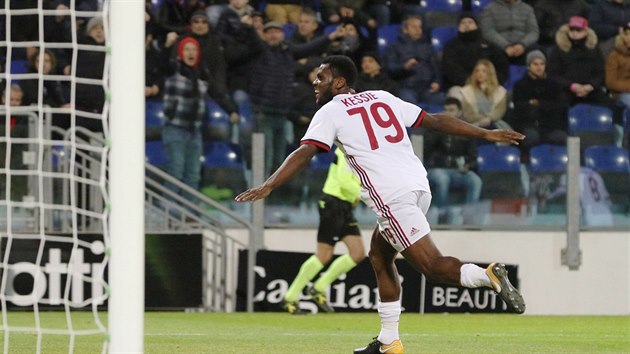 Franck Kessie z AC Milnoslavuje gl do st Cagliari.