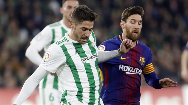 Lionel Messi zkou zabrnit nahrvce v zpase Barcelony s Betisem