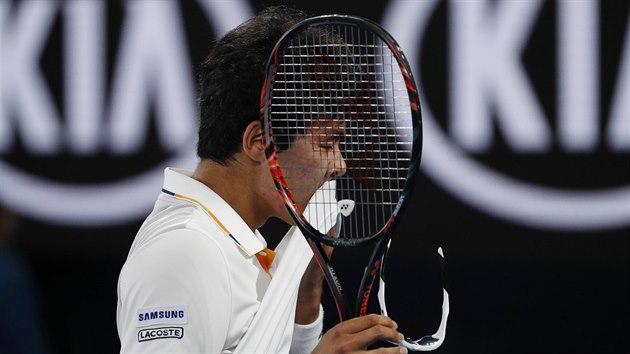 Korejec Čong Hjon si otírá tvář v semifinále Australian Open.