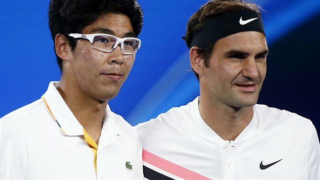 Korejec Čong Hjon (vlevo) se fotí se Švýcarem Rogerem Federerem před startem semifinále tenisového grandslamu Australian Open.
