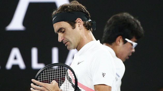 vcar Roger Federer (vlevo) se mj na kurtu bhem semifinle tenisovho Australian Open s Korejcem ong Hjonem.