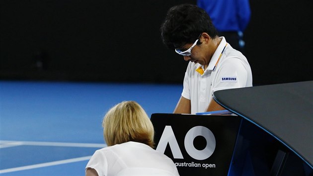 Korejec Čong Hjon má na chodidle řadu náplastí. Semifinále Australian Open ho hodně bolelo.