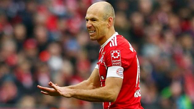 Arjen Robben z Bayernu Mnichov gestem ukliduje spoluhre.