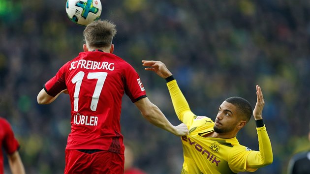Lukas Kbler z Freiburgu (zdy) se pi hlavikovn opr o Jeremyho Toljana z Borussie Dortmund.