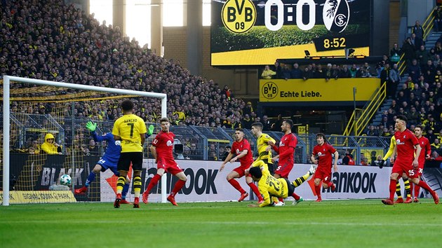 ton akce fotbalist Borussie Dortmund (ve lutm) kon glem v sti Freiburgu.