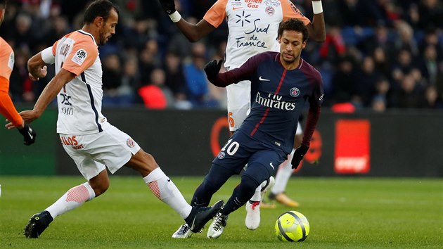 Brazilec Neymar se proplt mezi brncmi hri Montpellieru.