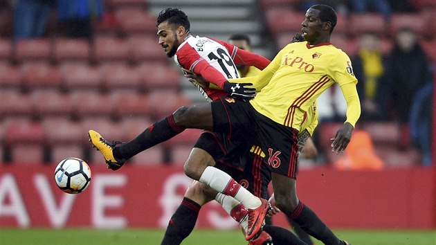 Abdoulaye Doucoure z Watfordu (ve žlutém) a Sofiane Boufal ze Southamptonu zápasí o míč v utkání FA Cupu.