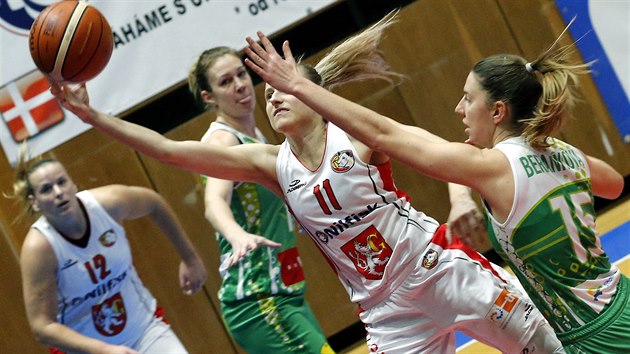 Kristýna Minarovičová z Hradce Králové (s číslem 11) hájí míč před Sarah Beránkovou (vpravo) z KP Brno. Sledují je Lenka Šípová (vlevo) a Edita Šujanová.