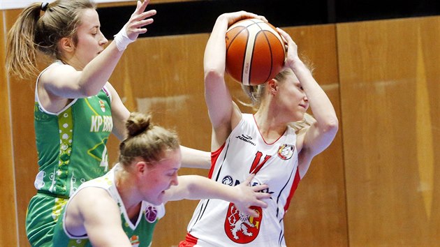 Kr�lov�hradeck� basketbalistka Krist�na Minarovi�ov� (vpravo) kryje m�� p�ed Gabrielou And�lovou (vlevo) a Evou Kopeckou z KP Brno.
