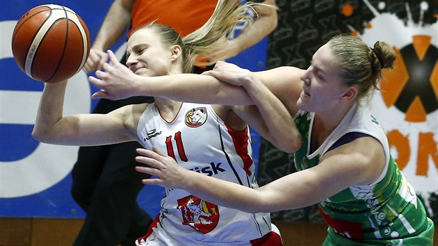 Krist�na Minarovi�ov� (vlevo) z Hradce Kr�lov� pod tlakem Evy Kopeck� z KP Brno