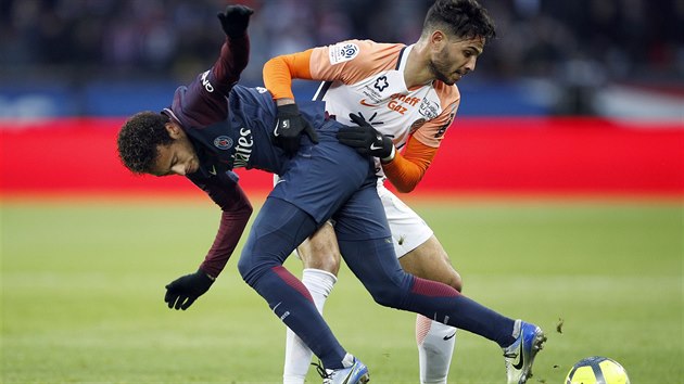 Pedro Mendes z Montpellier (v blm) atakuje hvzdnho tonka PSG Neymara