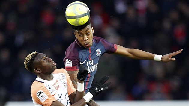 Presnel Kimpembe z PSG (vpravo) hlavikuje m ped Salomonem Sambiou z Montpellier.