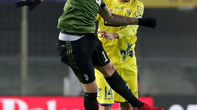 Mario Manduki z Juventusu (v zelenm) a Mattia Bani z Chieva v hlavikovm souboji.