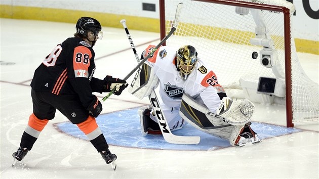 Brank Marc-Andr Fleury zasahuje proti stele Patricka Kanea bhem All-Star Game NHL v Tamp.