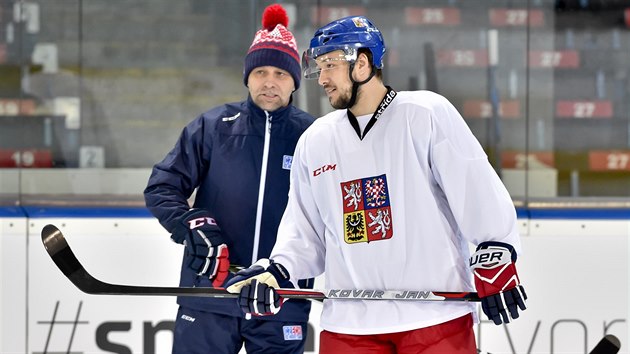 Útočník Jan Kovář (vpravo) a trenér národního týmu Josef Jandač na tréninku české hokejové reprezentace v přípravě na olympijské hry.