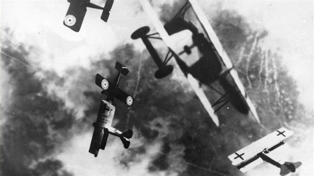 Falešná fotografie leteckého souboje z první světové války. Byla pořízena ve třicátých letech pomocí statických maket letadel.
