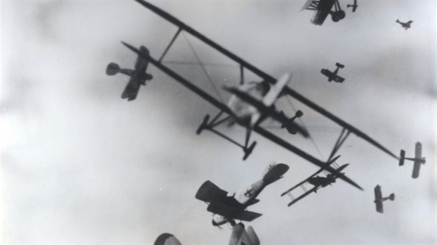 Falešná fotografie leteckého souboje z první světové války. Byla pořízena ve třicátých letech pomocí statických maket letadel.