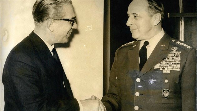 Lyman Louis Lemnitzer (vpravo) v roce 1963