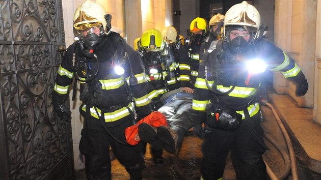 Jen o chvíli později začali hasiči vynášet první zraněné. (20. ledna 2018)