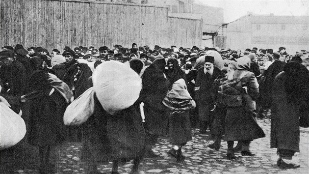 Dobová fotografie zabírá Židy ze Zamošče po příjezdu do vyhlazovacího tábora Belzec