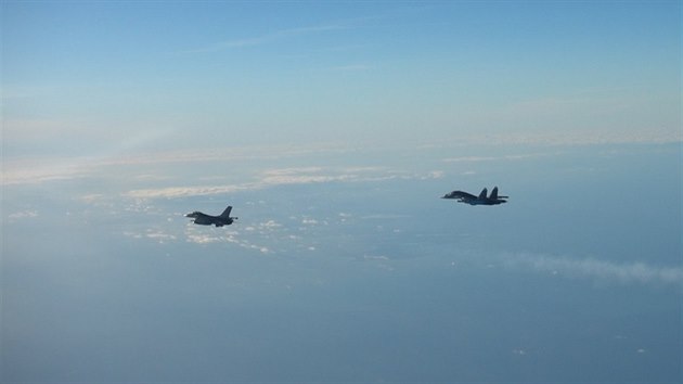 Ruský letoun Su-34 nad Baltem (vpravo) v doprovodu dánské stíhačky F-16