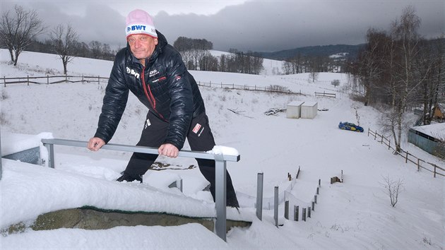 Dlouh lta f eskch skokan Leo koda plnoval, e ve Vratislavicch nave na tradici zaniklho mstku s umlm povrchem, kde budou skkat dti. Povedlo se, dti u tu trnuj.