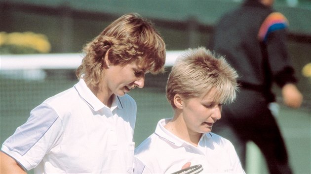 eskoslovensk tenisov dvojice Helena Sukov (vlevo) a Jana Novotn zskala na LOH v Soulu stbrn medaile. (z 1988)
