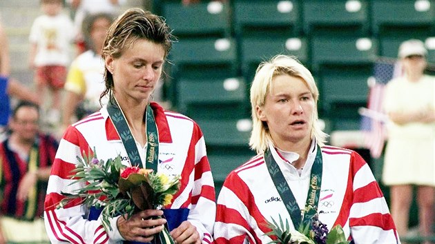 Helena Sukov a Jana Novotn zskaly na LOH v Atlant stbrn medaile ve tyhe. (3. srpna 1998)