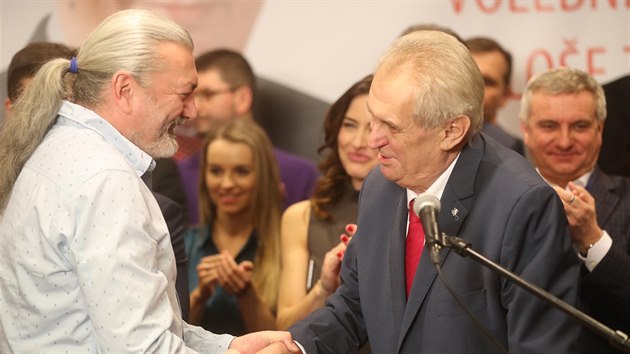 Daniel Hůlka blahopřeje Miloši Zemanovi k vítězství ve druhém kole prezidentských voleb. (27. ledna 2018)