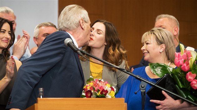 Milo Zeman oslavuje s dcerou Kateinou a manelkou Ivanou vtzstv ve druhm...