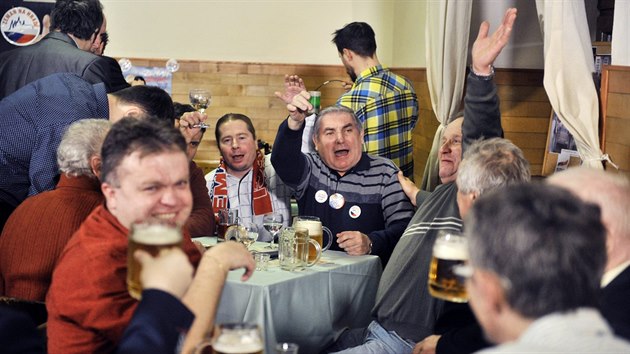 Radost z vtzstv Miloe Zemana v prezidentskch volbch v restauraci U prezidenta v Novm Vesel, kde m Zeman chalupu. (27. ledna 2018)
