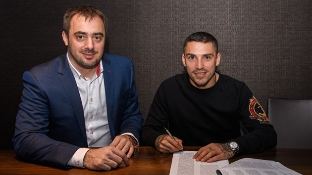 Fotbalista Nicolae Stanciu spolu s generlnm editelem Sparty Adamem Kotalkem pi podpisu smlouvy.